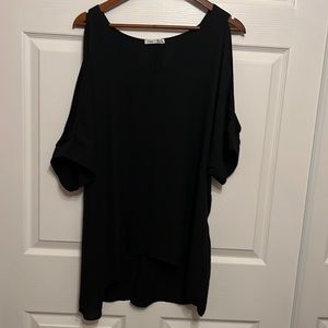 Womens 1X black dressy top split sleeve  in excellent condition.  Lightweight